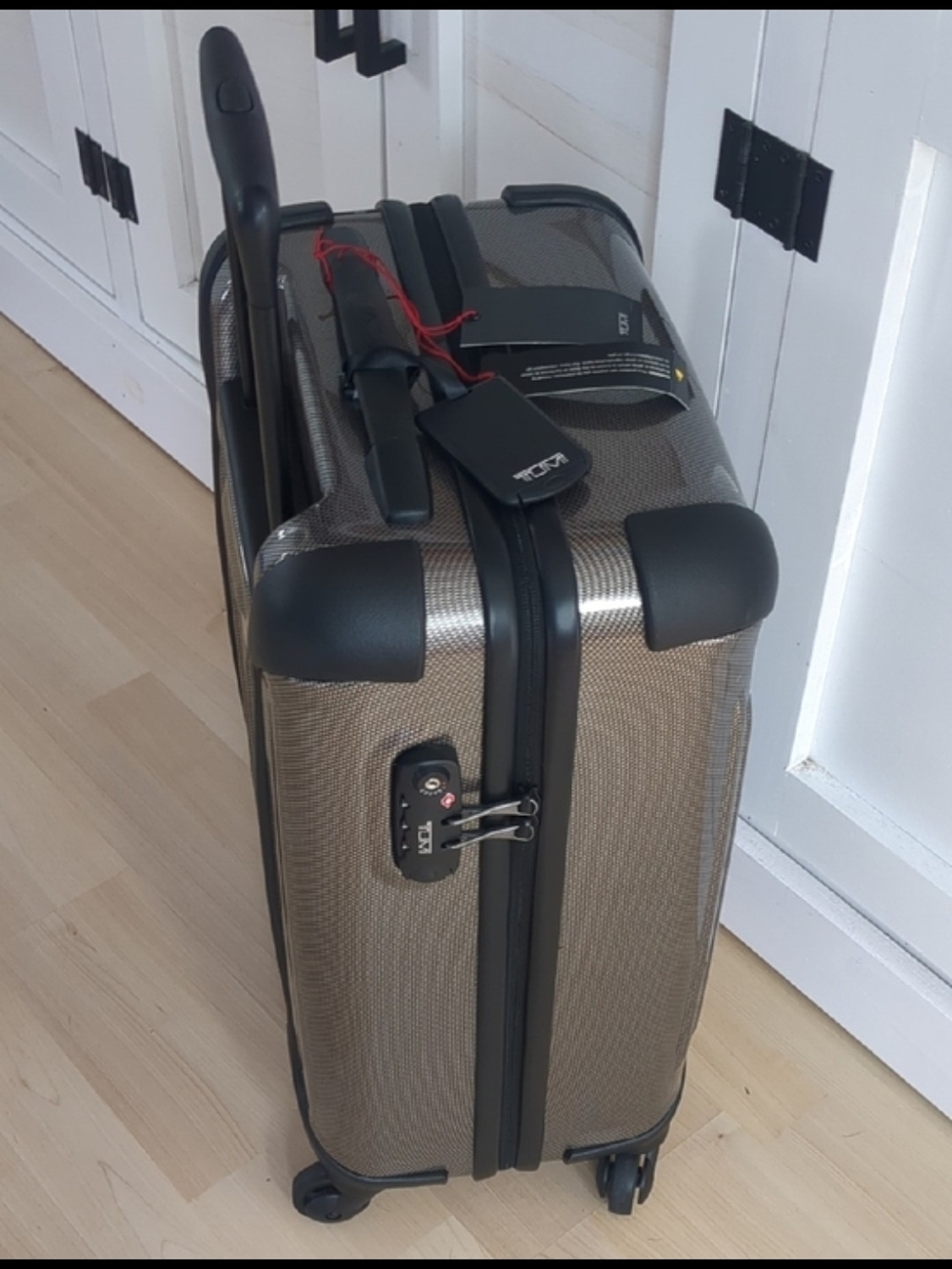 TUMI Hardshell 22" Carry-On Roller in Metallic Tan-Beige. - Picture 3 of 10